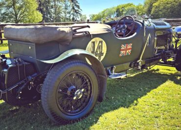 FIRING UP A VINTAGE BENTLEY